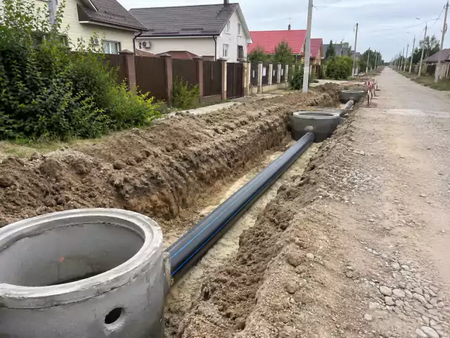 Монтаж сетей водоснабжения и канализации в посёлке